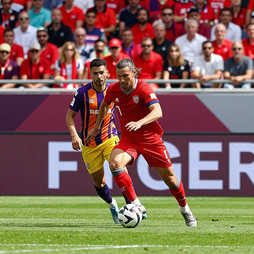 Bayern Munich đối mặt nguy cơ mất thủ môn tuổi teen Leonard Prescott theo dạng tự do vì bế tắc gia hạn hợp đồng