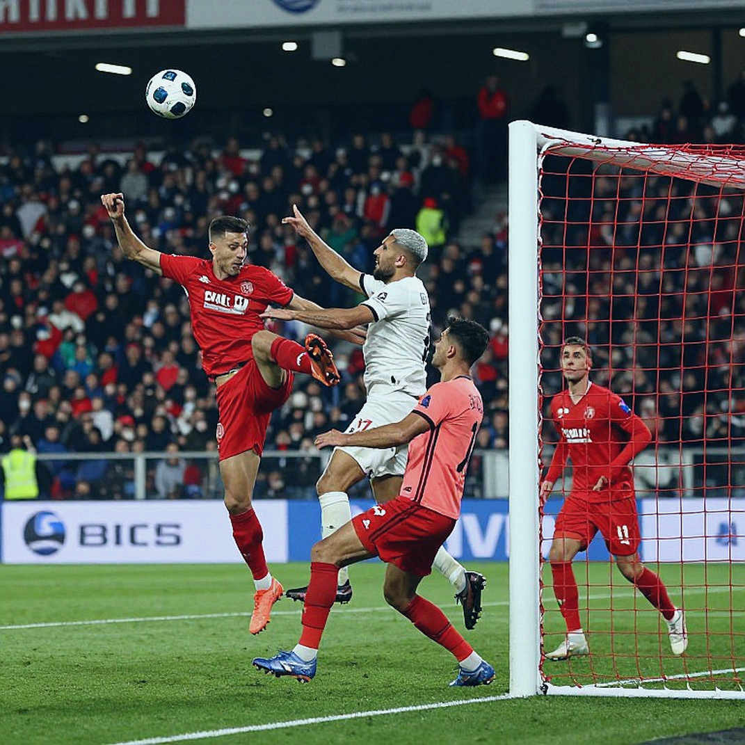 Carrick gọi trận hòa ở Elland Road là “khởi đầu mới”: bảy điểm sau bảy vòng và một phòng thay đồ đang tự chia phe